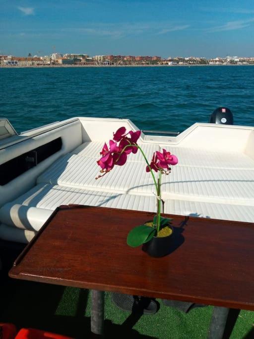 Botel Exclusive Boat In Marina De Valencia, Ideal For Couples