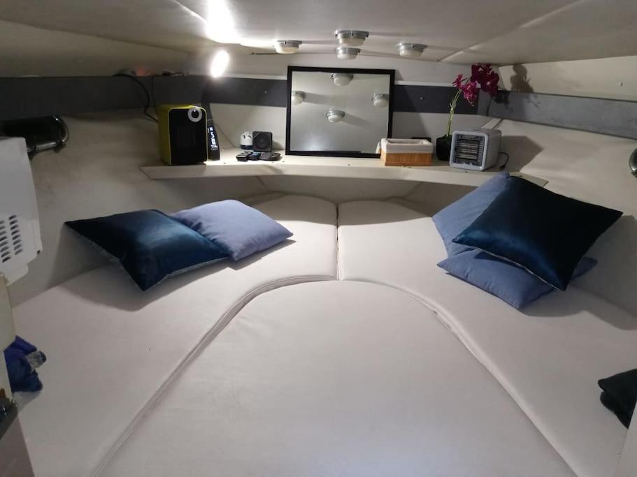 Exclusive Boat In Marina De Valencia, Ideal For Couples Botel